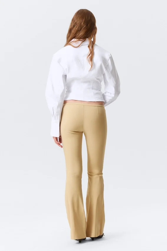 Hose mit niedriger Leibhöhe, schmalem Schnitt und ausgestelltem Bein – Beige Hose mit niedriger Leibhöhe, schmalem Schnitt und ausgestelltem Bein – Beige