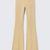Hose mit niedriger Leibhöhe, schmalem Schnitt und ausgestelltem Bein – Beige Hose mit niedriger Leibhöhe, schmalem Schnitt und ausgestelltem Bein – Beige