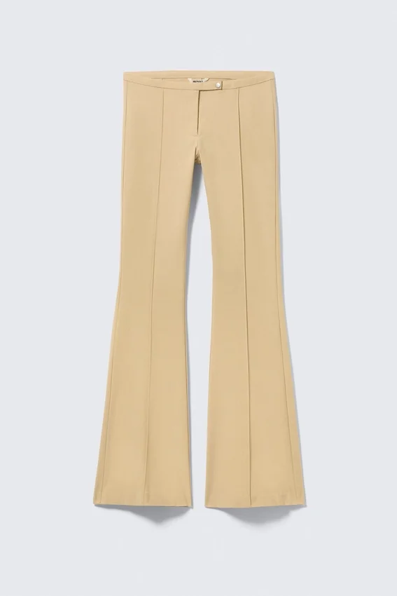 Hose mit niedriger Leibhöhe, schmalem Schnitt und ausgestelltem Bein – Beige Hose mit niedriger Leibhöhe, schmalem Schnitt und ausgestelltem Bein – Beige