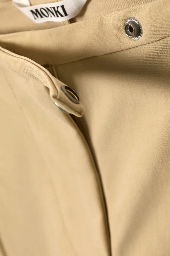 Hose mit niedriger Leibhöhe, schmalem Schnitt und ausgestelltem Bein – Beige Hose mit niedriger Leibhöhe, schmalem Schnitt und ausgestelltem Bein – Beige