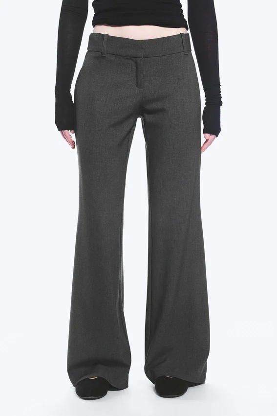 Hose mit niedriger Leibhöhe und ausgestelltem Bein – Dunkelgrau meliert Hose mit niedriger Leibhöhe und ausgestelltem Bein – Dunkelgrau meliert