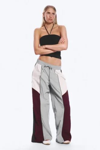 Hose mit niedriger Leibhöhe und weitem Bein im Colour-Blocking-Design – Grau/Rosa/Rot Hose mit niedriger Leibhöhe und weitem Bein im Colour-Blocking-Design – Grau/Rosa/Rot