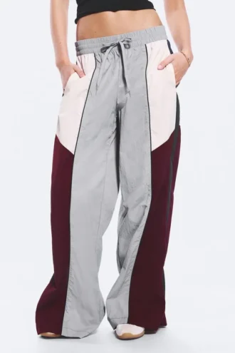 Hose mit niedriger Leibhöhe und weitem Bein im Colour-Blocking-Design – Grau/Rosa/Rot Hose mit niedriger Leibhöhe und weitem Bein im Colour-Blocking-Design – Grau/Rosa/Rot
