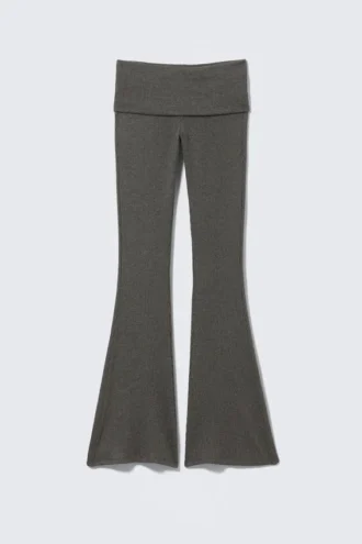Hose mit niedriger Taille und ausgestelltem Bein aus geripptem Stoff – Dunkelgrau Hose mit niedriger Taille und ausgestelltem Bein aus geripptem Stoff – Dunkelgrau