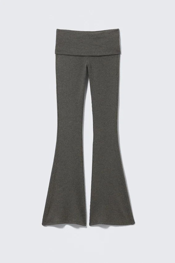 Hose mit niedriger Taille und ausgestelltem Bein aus geripptem Stoff – Dunkelgrau Hose mit niedriger Taille und ausgestelltem Bein aus geripptem Stoff – Dunkelgrau