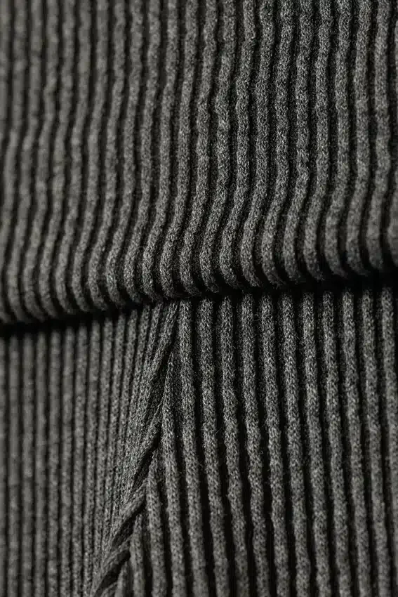 Hose mit niedriger Taille und ausgestelltem Bein aus geripptem Stoff – Dunkelgrau Hose mit niedriger Taille und ausgestelltem Bein aus geripptem Stoff – Dunkelgrau