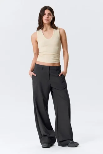 Hose mit niedriger Taille und lockerer Passform – dunkelgrau mit Nadelstreifen Hose mit niedriger Taille und lockerer Passform – dunkelgrau mit Nadelstreifen