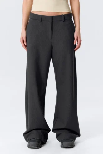 Hose mit niedriger Taille und lockerer Passform – dunkelgrau mit Nadelstreifen Hose mit niedriger Taille und lockerer Passform – dunkelgrau mit Nadelstreifen