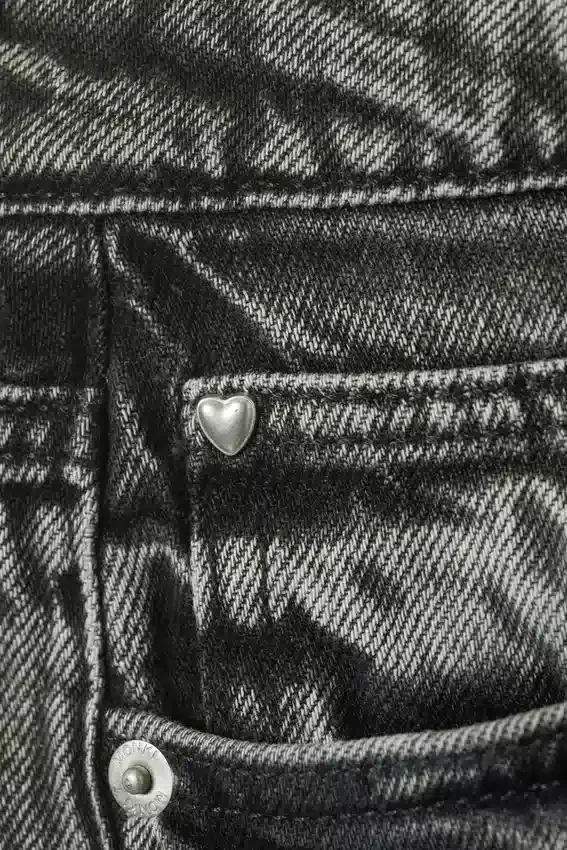 Imoo Denim-Shorts mit niedriger Leibhöhe und weitem Bein – Haunted Black – Schwarz Imoo Denim-Shorts mit niedriger Leibhöhe und weitem Bein – Haunted Black – Schwarz