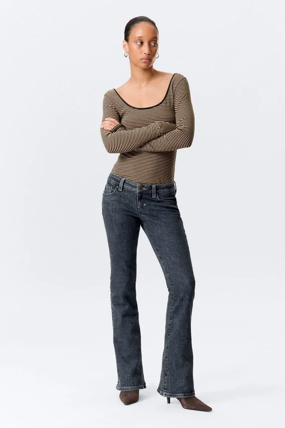 Jeans mit niedriger Leibhöhe, geschwungenem Einsatz und ausgestelltem Bein – Desert Blue – Dunkelblau Jeans mit niedriger Leibhöhe, geschwungenem Einsatz und ausgestelltem Bein – Desert Blue – Dunkelblau