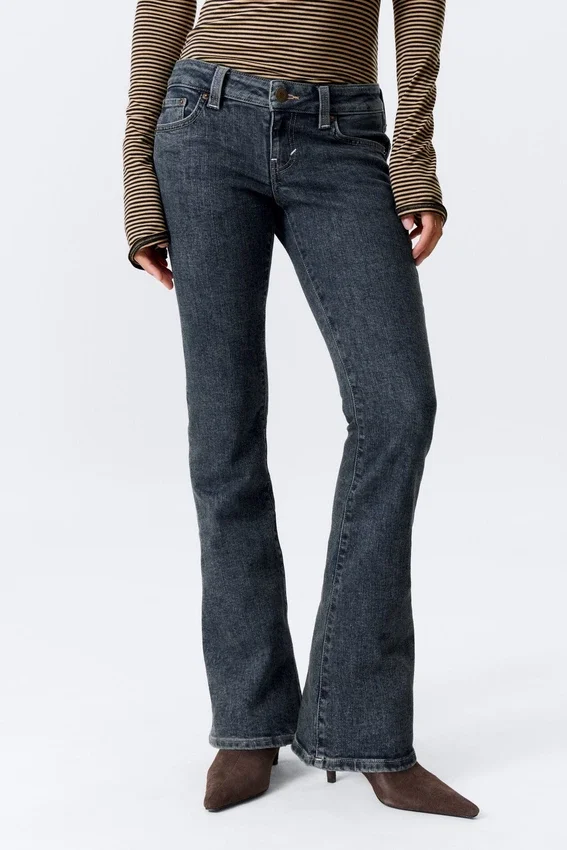 Jeans mit niedriger Leibhöhe, geschwungenem Einsatz und ausgestelltem Bein – Desert Blue – Dunkelblau Jeans mit niedriger Leibhöhe, geschwungenem Einsatz und ausgestelltem Bein – Desert Blue – Dunkelblau