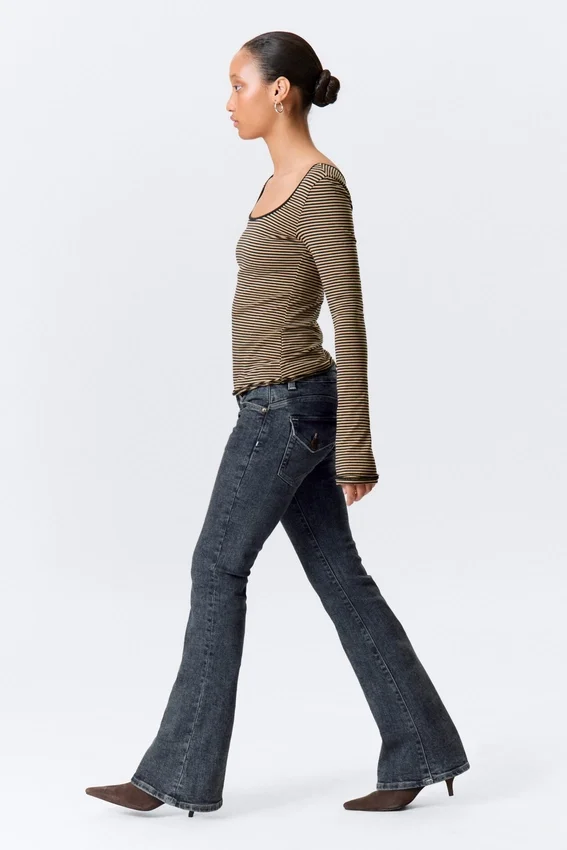 Jeans mit niedriger Leibhöhe, geschwungenem Einsatz und ausgestelltem Bein – Desert Blue – Dunkelblau Jeans mit niedriger Leibhöhe, geschwungenem Einsatz und ausgestelltem Bein – Desert Blue – Dunkelblau
