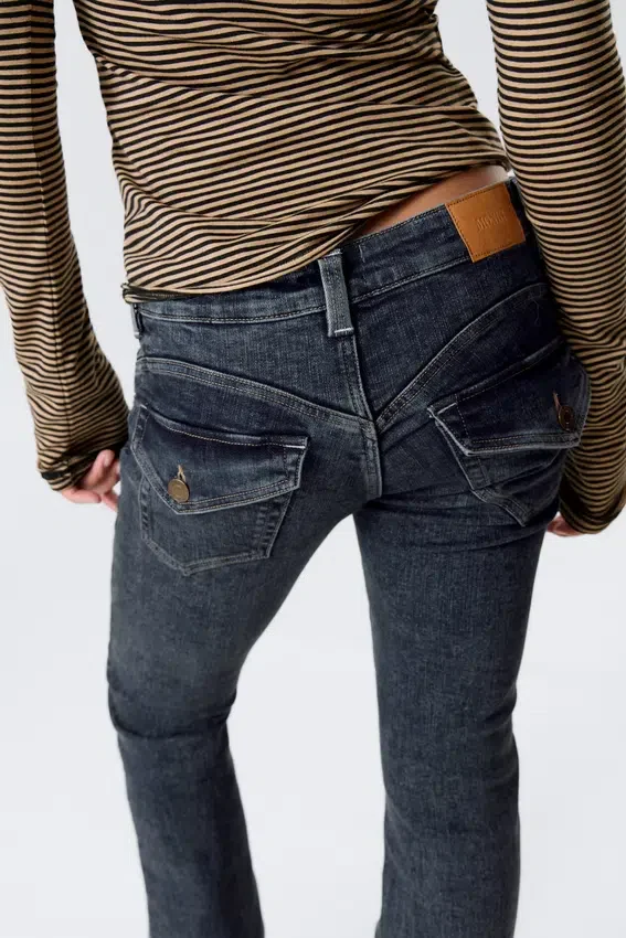Jeans mit niedriger Leibhöhe, geschwungenem Einsatz und ausgestelltem Bein – Desert Blue – Dunkelblau Jeans mit niedriger Leibhöhe, geschwungenem Einsatz und ausgestelltem Bein – Desert Blue – Dunkelblau