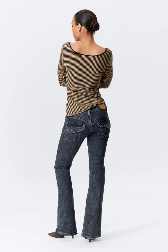 Jeans mit niedriger Leibhöhe, geschwungenem Einsatz und ausgestelltem Bein – Desert Blue – Dunkelblau Jeans mit niedriger Leibhöhe, geschwungenem Einsatz und ausgestelltem Bein – Desert Blue – Dunkelblau