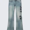 Jeans mit niedriger Leibhöhe, regulärer Passform und Bootcut – Perseus Blue – Mittelblau Jeans mit niedriger Leibhöhe, regulärer Passform und Bootcut – Perseus Blue – Mittelblau