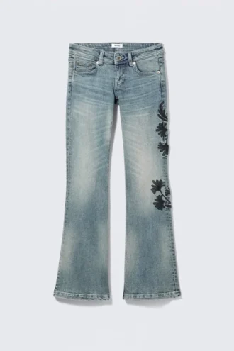 Jeans mit niedriger Leibhöhe, regulärer Passform und Bootcut – Perseus Blue – Mittelblau Jeans mit niedriger Leibhöhe, regulärer Passform und Bootcut – Perseus Blue – Mittelblau