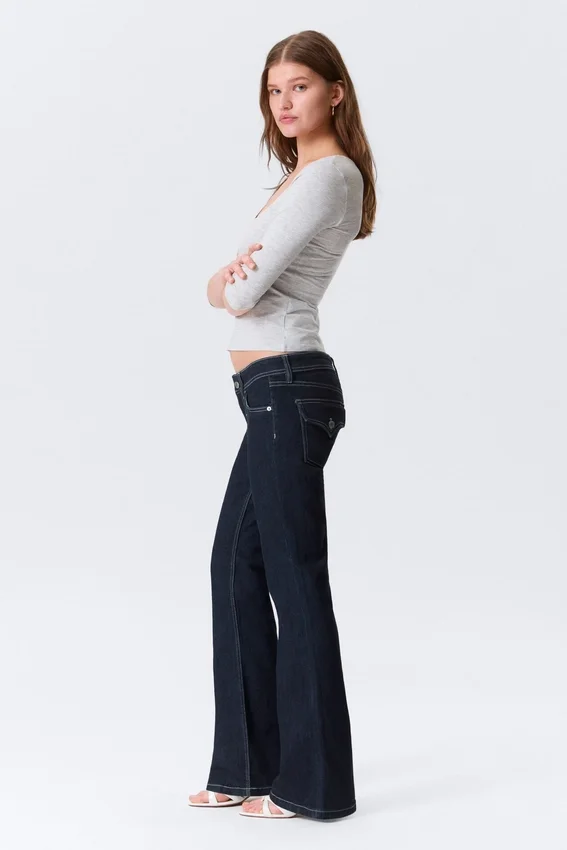Jeans mit niedriger Leibhöhe, schmalem Schnitt und ausgestelltem Bein – Blue Rinse – Dunkelblau Jeans mit niedriger Leibhöhe, schmalem Schnitt und ausgestelltem Bein – Blue Rinse – Dunkelblau