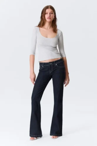Jeans mit niedriger Leibhöhe, schmalem Schnitt und ausgestelltem Bein – Blue Rinse – Dunkelblau Jeans mit niedriger Leibhöhe, schmalem Schnitt und ausgestelltem Bein – Blue Rinse – Dunkelblau