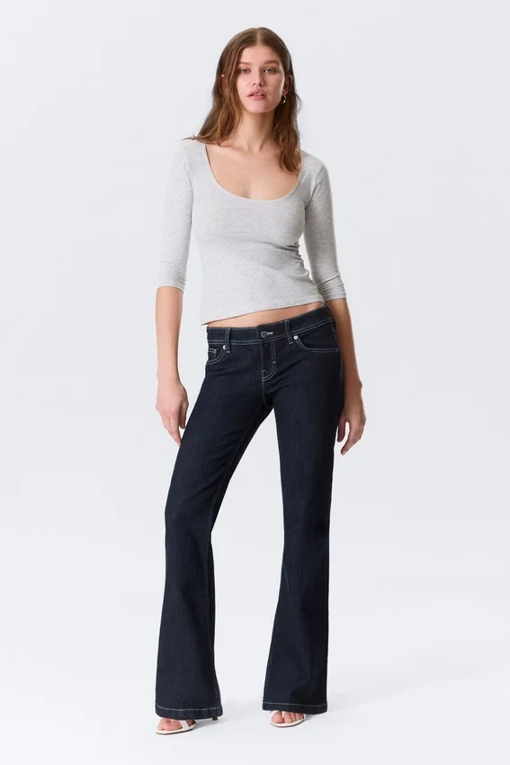 Jeans mit niedriger Leibhöhe, schmalem Schnitt und ausgestelltem Bein – Blue Rinse – Dunkelblau Jeans mit niedriger Leibhöhe, schmalem Schnitt und ausgestelltem Bein – Blue Rinse – Dunkelblau
