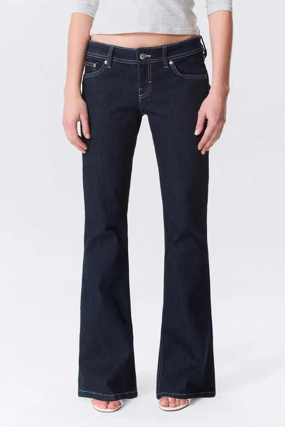 Jeans mit niedriger Leibhöhe, schmalem Schnitt und ausgestelltem Bein – Blue Rinse – Dunkelblau Jeans mit niedriger Leibhöhe, schmalem Schnitt und ausgestelltem Bein – Blue Rinse – Dunkelblau