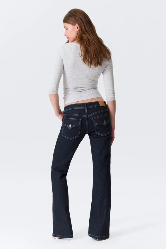 Jeans mit niedriger Leibhöhe, schmalem Schnitt und ausgestelltem Bein – Blue Rinse – Dunkelblau Jeans mit niedriger Leibhöhe, schmalem Schnitt und ausgestelltem Bein – Blue Rinse – Dunkelblau