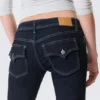 Jeans mit niedriger Leibhöhe, schmalem Schnitt und ausgestelltem Bein – Blue Rinse – Dunkelblau Jeans mit niedriger Leibhöhe, schmalem Schnitt und ausgestelltem Bein – Blue Rinse – Dunkelblau