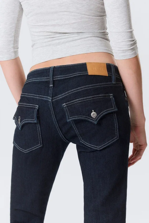 Jeans mit niedriger Leibhöhe, schmalem Schnitt und ausgestelltem Bein – Blue Rinse – Dunkelblau Jeans mit niedriger Leibhöhe, schmalem Schnitt und ausgestelltem Bein – Blue Rinse – Dunkelblau