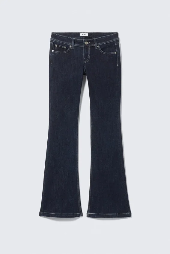 Jeans mit niedriger Leibhöhe, schmalem Schnitt und ausgestelltem Bein – Blue Rinse – Dunkelblau Jeans mit niedriger Leibhöhe, schmalem Schnitt und ausgestelltem Bein – Blue Rinse – Dunkelblau