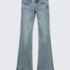 Jeans mit niedriger Leibhöhe, schmaler Passform und ausgestelltem Bein – Fresh Blue – Medium Blue Jeans mit niedriger Leibhöhe, schmaler Passform und ausgestelltem Bein – Fresh Blue – Medium Blue
