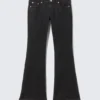 Jeans mit niedriger Leibhöhe, schmaler Passform und ausgestelltem Bein – Tinten-Schwarz – Schwarz Jeans mit niedriger Leibhöhe, schmaler Passform und ausgestelltem Bein – Tinten-Schwarz – Schwarz