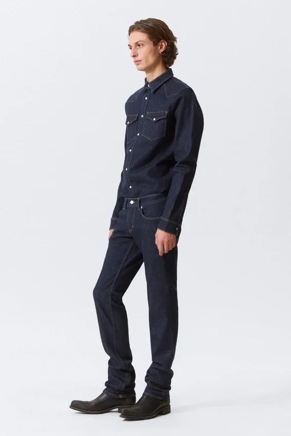 Jeans mit niedriger Leibhöhe und schmalem Bein – Blue Rinse – Dunkelblau Jeans mit niedriger Leibhöhe und schmalem Bein – Blue Rinse – Dunkelblau