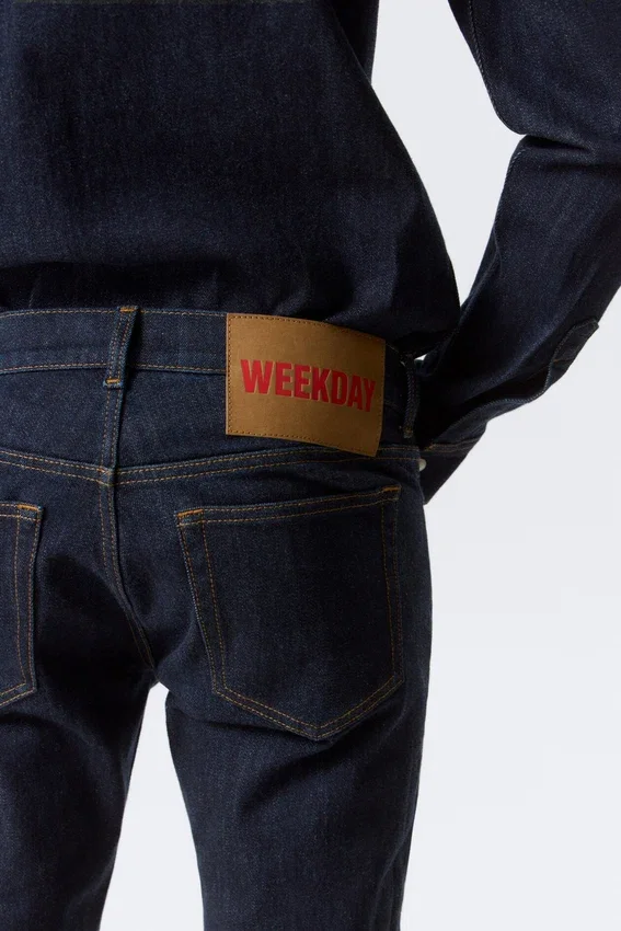 Jeans mit niedriger Leibhöhe und schmalem Bein – Blue Rinse – Dunkelblau Jeans mit niedriger Leibhöhe und schmalem Bein – Blue Rinse – Dunkelblau
