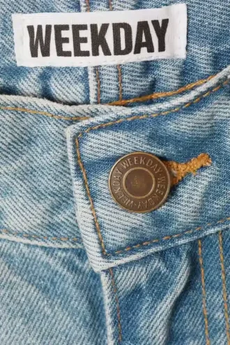 Jeans mit schrägem Schnitt, niedriger Taille und weitem Barrel – Port Blue – Hellblau Jeans mit schrägem Schnitt, niedriger Taille und weitem Barrel – Port Blue – Hellblau
