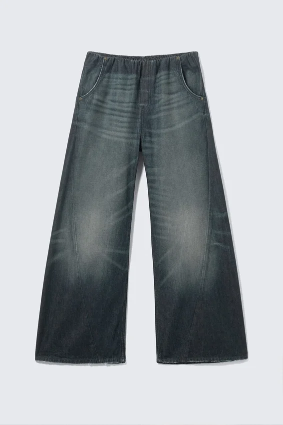 Jogginghose aus Denim mit niedriger Leibhöhe und lockerer Passform – Mittelblau – Dunkelblau Jogginghose aus Denim mit niedriger Leibhöhe und lockerer Passform – Mittelblau – Dunkelblau