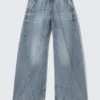 Jogginghose aus Denim mit niedriger Leibhöhe und lockerer Passform – Torn Blue – Medium Blue Jogginghose aus Denim mit niedriger Leibhöhe und lockerer Passform – Torn Blue – Medium Blue