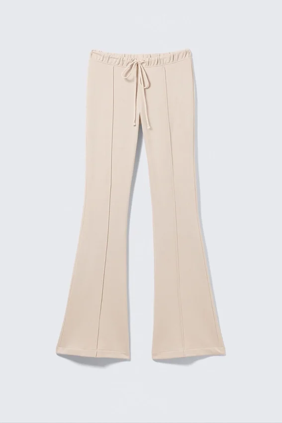 Jogginghose mit mittlerer Leibhöhe, Biesen und ausgestelltem Bein – Hellbeige Jogginghose mit mittlerer Leibhöhe, Biesen und ausgestelltem Bein – Hellbeige