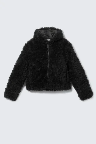Kapuzenjacke aus geschrumpftem Kunstfell – Schwarz