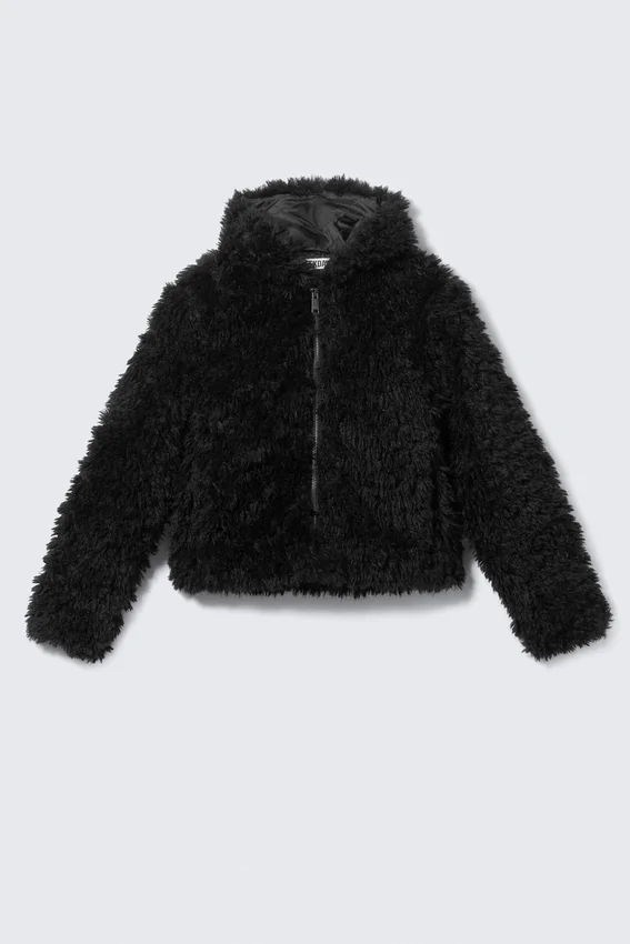Kapuzenjacke aus geschrumpftem Kunstfell – Schwarz Kapuzenjacke aus geschrumpftem Kunstfell – Schwarz