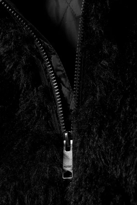 Kapuzenjacke aus geschrumpftem Kunstfell – Schwarz Kapuzenjacke aus geschrumpftem Kunstfell – Schwarz