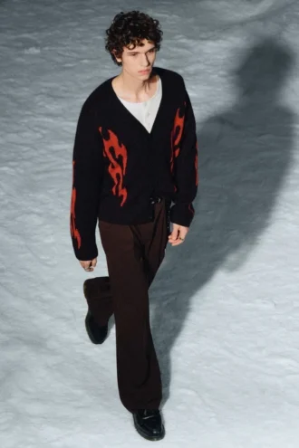 Kastenförmige Strickjacke mit Print – Schwarz – Rote Flammen