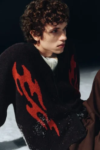 Kastenförmige Strickjacke mit Print – Schwarz – Rote Flammen