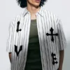Kastenförmiges, kurzärmeliges Hemd mit Print – weiße und schwarze Streifen Kastenförmiges, kurzärmeliges Hemd mit Print – weiße und schwarze Streifen