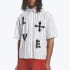 Kastenförmiges, kurzärmeliges Hemd mit Print – weiße und schwarze Streifen Kastenförmiges, kurzärmeliges Hemd mit Print – weiße und schwarze Streifen