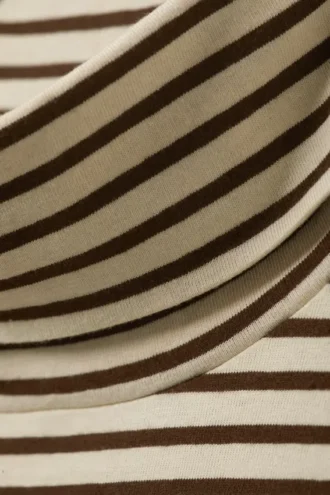 Kastenförmiges Langarmshirt mit Rollkragen – beige- und dunkelbraune Streifen