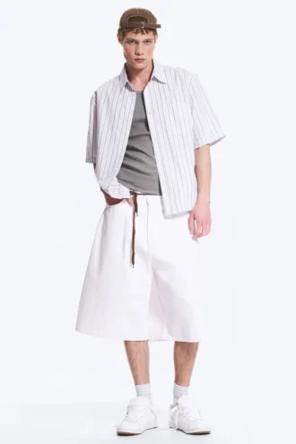 Kastiges Baumwollhemd mit kurzen Shorts – Gestreift, helles Staubbeige