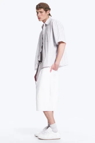 Kastiges Baumwollhemd mit kurzen Shorts – Gestreift, helles Staubbeige