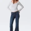 Katsumi Low-Rise-Jeans mit ausgefransten Beinen – Summit Blue – Dunkelblau Katsumi Low-Rise-Jeans mit ausgefransten Beinen – Summit Blue – Dunkelblau