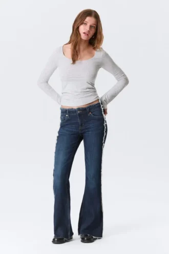 Katsumi Low-Rise-Jeans mit ausgefransten Beinen – Summit Blue – Dunkelblau Katsumi Low-Rise-Jeans mit ausgefransten Beinen – Summit Blue – Dunkelblau
