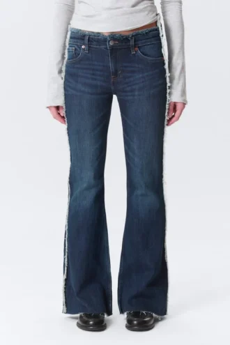Katsumi Low-Rise-Jeans mit ausgefransten Beinen – Summit Blue – Dunkelblau Katsumi Low-Rise-Jeans mit ausgefransten Beinen – Summit Blue – Dunkelblau