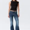 Katsumi Low Rise Slim Flared Leg Jeans – Peak Blue – Mittelblau Katsumi Low Rise Slim Flared Leg Jeans – Peak Blue – Mittelblau